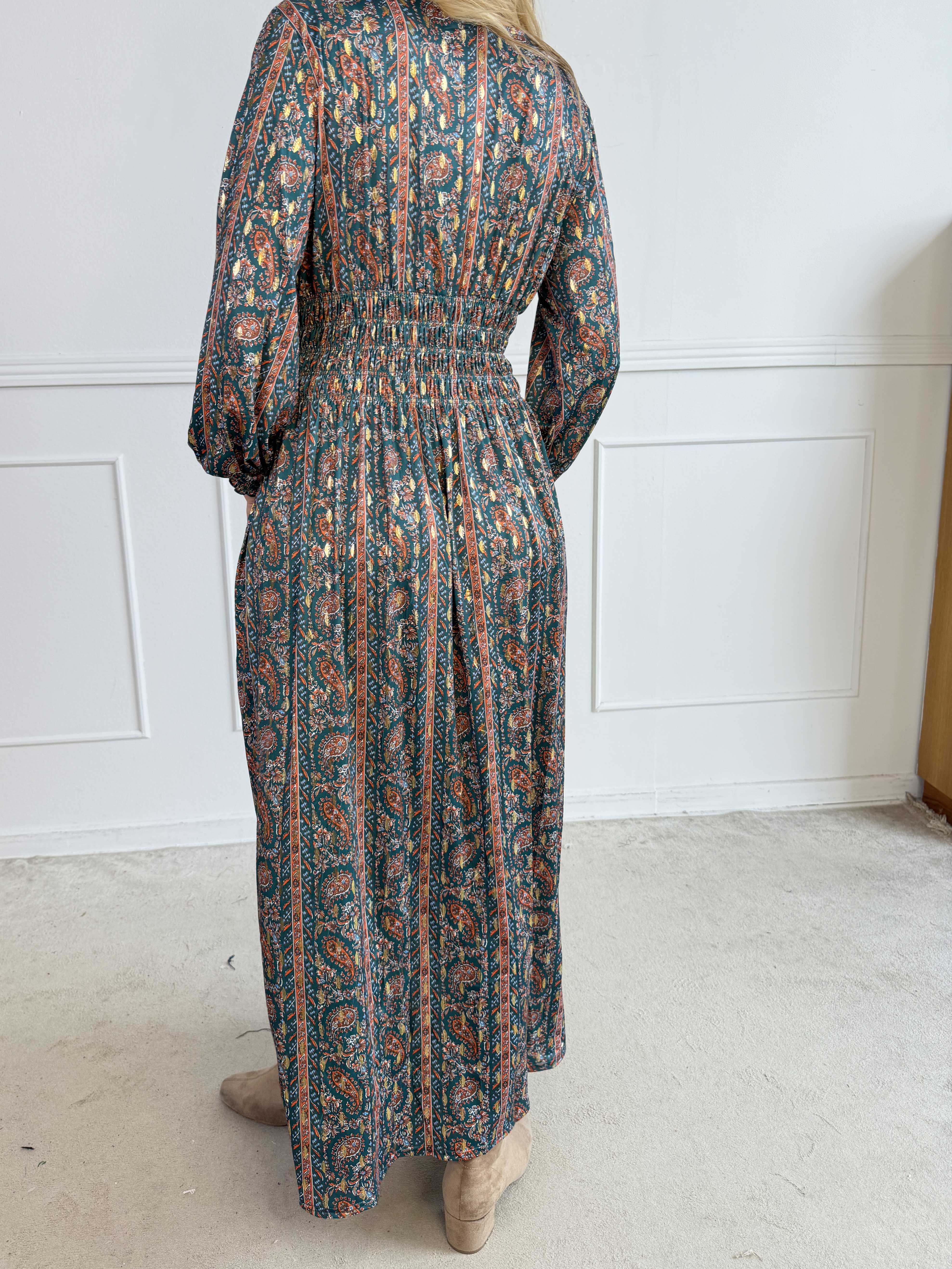 Pams Tapestry L/S - Smuk kjole med farverigt paisleyprint og elegante gulddetaljer